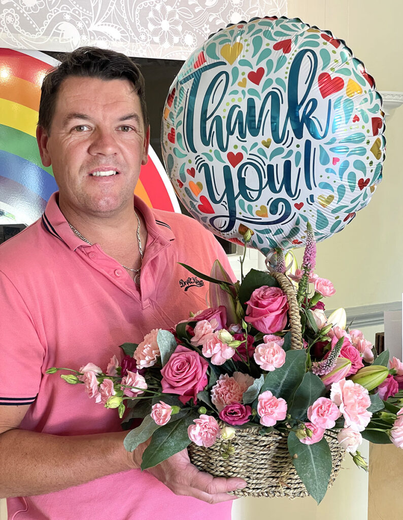 Simon with the stunning bouquet and card